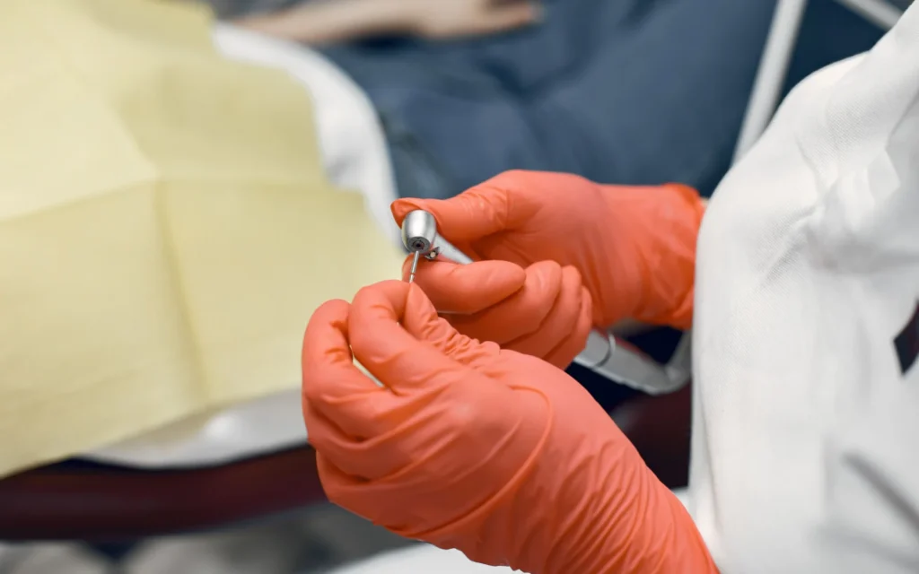 Strumento odontoiatrico di precisione utilizzato nella chirurgia implantare guidata