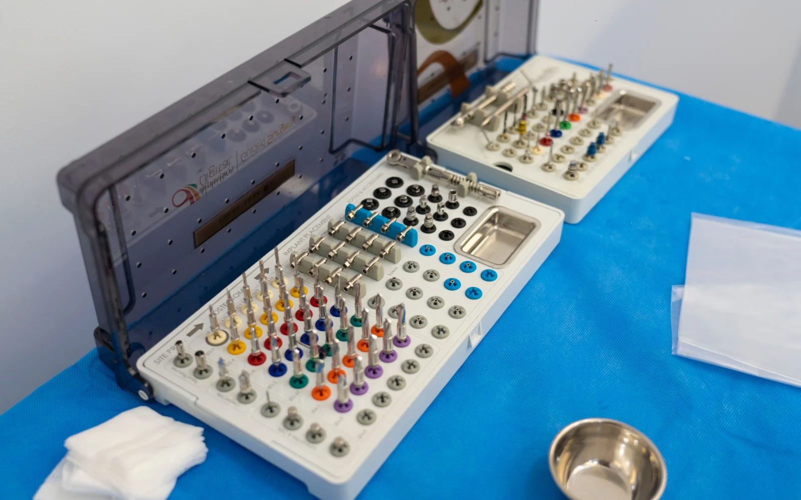Kit di frese e componenti implantari per la pianificazione chirurgica di precisione